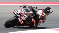 Sprint de Indonesia: Bezzecchi le niega la victoria a Aldeguer y sanción a Marc Márquez