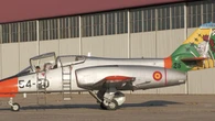 Así vuela, después de casi 50 años de servicio, uno de los últimos CASA C-101 aún en uso en el Ejército del Aire de España