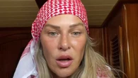 "Barbie Gaza" le reclama al líder de Desokupa 30.000 euros por revelar su domicilio
