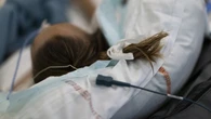 Un hospital de Francia suspende a un urólogo que presuntamente abusó y violó a varios pacientes durante semanas