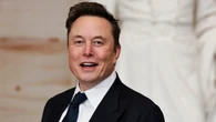 La hija trans de Elon Musk le desafía al confesar sus apuros económicos