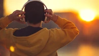 ¿Qué enseñan realmente las canciones que escuchamos? La lección sobre respeto que muchos niños pasan por alto