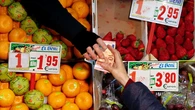 Ni fresas ni manzanas: esta es la fruta con más pesticidas del supermercado