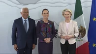 La UE y México firman un pacto comercial que elimina aranceles al 99% de los productos
