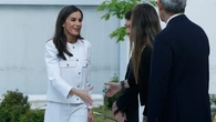 Las merceditas bicolor de Sézane de la Reina Letizia vuelven a escena (y elevan su conjunto blanco de Mango)
