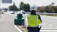 La DGT alerta del peligro invisible dentro del coche en verano: multas de 200 euros por llevar objetos sueltos que pueden convertirse en “proyectiles”