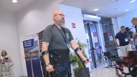 Un hombre vuelve a caminar tras 27 años en una silla de ruedas tras sufrir un accidente laboral