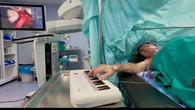 El hospital Cruz Roja de Córdoba realiza con éxito una cirugía cerebral mientras el paciente toca el piano