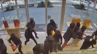 El insólito momento en que 25 hombres enmascarados roban 1 millón de dólares en una joyería