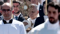 El papa León XIV preside la procesión del Corpus tras una misa multitudinaria acompañado por niños, obispos y cardenales