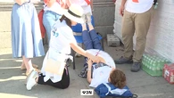 Abanicos, agua y sombra para combatir el calor durante la visita de León XIV