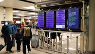 Casi 30 vuelos cancelados y 50 con retraso en el aeropuerto Barcelona - El Prat por el mal tiempo