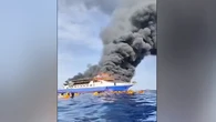 Vídeo: Cientos de pasajeros saltan por la borda de un ferry incendiado en Indonesia: al menos cinco personas han muerto
