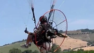 La viuda de Felix Baumgartner publica el vídeo de su último vuelo: murió en un accidente de parapente
