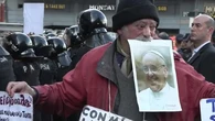 Jubilados argentinos protestan por sus ínfimas pensiones invocando el mensaje del papa Francisco