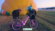 De récord: el primer hombre que montó en bicicleta sobre un globo aerostático