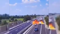 VÍDEO: Una avioneta cae en picado en plena autopista dejando dos muertos