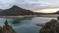 Encuentran un cadáver flotando y envuelto en una tela en el pantano de la Baells, Barcelona