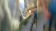 Un joven tira una piedra por un barranco en los Picos de Europa: podría caerle una multa de hasta 200.000 euros