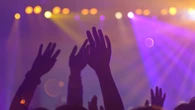 Un asistente a un concierto fue atacado en un festival de música y ahora solo se comunica parpadeando