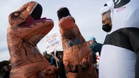 Manifestantes contra Trump recurren al humor: los disfraces inflables toman las calles