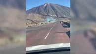Riesgo en el Teide por conductas incívicas: turistas encienden bengalas y levantan piedras volcánicas como si fueran pesas