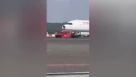 Susto en el avión Madrid - París: aterriza de emergencia minutos después de despegar por el choque de un pájaro