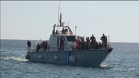 VÍDEO: Una lancha con migrantes irrumpe en una playa abarrotada de Granada a plena luz del día