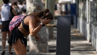 Francia prohíbe beber alcohol en la calle en plena alerta roja con temperaturas de hasta 43 grados