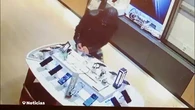 VÍDEO: Triple asalto en una tienda de telefonía de Sant Adrià del Besòs la noche del apagón