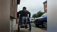 Un tiktoker en silla de ruedas logra 45.000 firmas para tener ascensor y no entrar en su casa arrastrándose