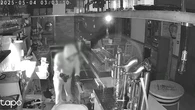 Vídeo: Asaltan con total tranquilidad una sidrería de Portugalete mientras las cámaras lo graban todo