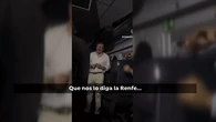 César Cadaval, de Los Morancos, se arranca por sevillanas para amenizar la espera de los afectados por el retraso de un tren destino Sevilla