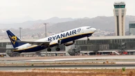 Azafatas con poca ropa o billetes gratis por llevar traje de baño: las locuras más extravagantes de Ryanair
