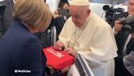 El Papa Francisco firma una camiseta en homenaje al niño asesinado en Mocejón