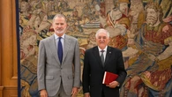 Cándido Conde-Pumpido entrega al rey Felipe VI la memoria anual del Constitucional