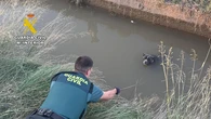 VÍDEO: El complicado rescate de un perro que llevaba dos días atrapado en una acequia