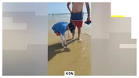 Leo consigue bañarse en el mar por primera vez gracias a la evolución de su tratamiento