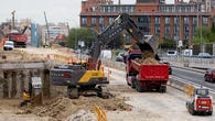 Cortado el tráfico en la M-40 para instalar una pasarela peatonal entre Villa y Puente de Vallecas