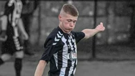 Muere Charlie Watson, futbolista de 20 años, después de seguir jugando pese a sufrir cáncer de piel