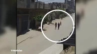 DURAS IMÁGENES: Salvan la vida de un niño apartándolo segundos antes de que caiga una bomba en Gaza