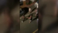 Vídeo: Golpea brutalmente a una mujer en plena calle y los vecinos le dan una paliza para vengarse