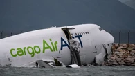 Un avión de carga se sale de la pista al aterrizar en Hong Kong y deja al menos 2 muertos