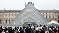 Las herramientas que dejaron los ladrones en el Louvre: radiales, un walkie-talkie, un soplete y gasolina