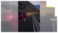 Vídeo: Una mujer siembra el pánico en una carretera de La Palma