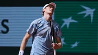 Jannik Sinner colapsa ante Cerúndolo y se despide de su sueño en Roland Garros
