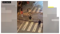 El vídeo del momento en el que un hombre recibe una puñalada en la calle Xile en Badalona
