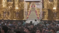 Los almonteños saltan la reja a las 3:02 de la madrugada dando comienzo a la procesión de la Virgen del Rocío