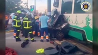 Una mujer se salta un semáforo en rojo y su coche es arrollado por el tranvía en Chiclana: su hijo de 13 años quedó atrapado