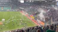 Batalla campal en Viena: ultras del Rapid lanzan bengalas a la grada visitante